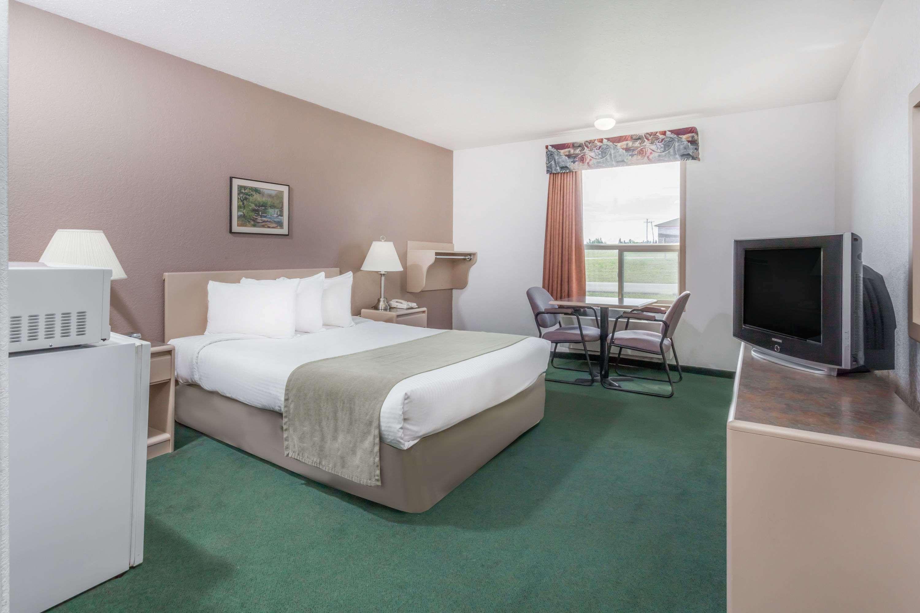 Super 8 By Wyndham Pincher Creek Ab Exterior photo