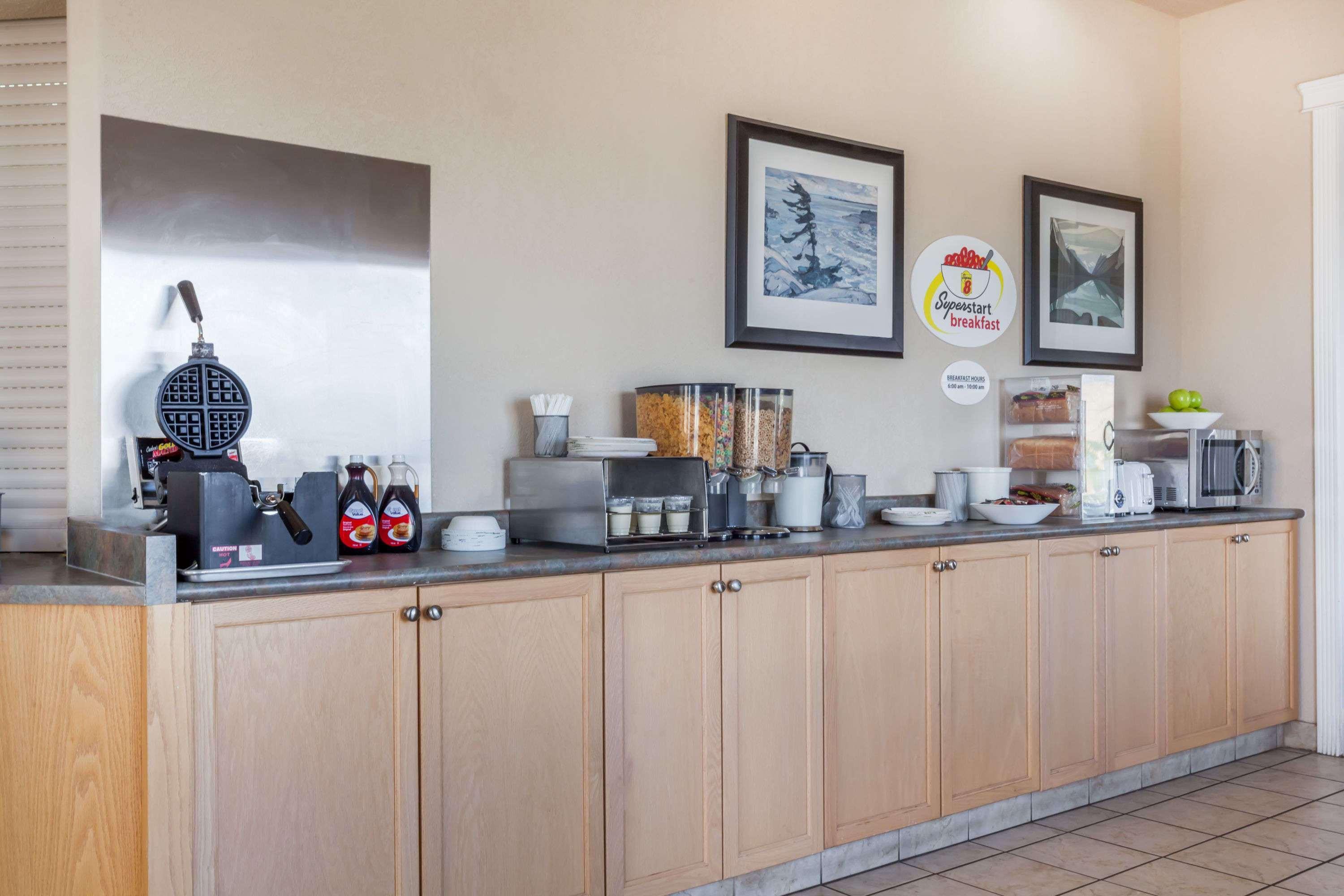 Super 8 By Wyndham Pincher Creek Ab Exterior photo