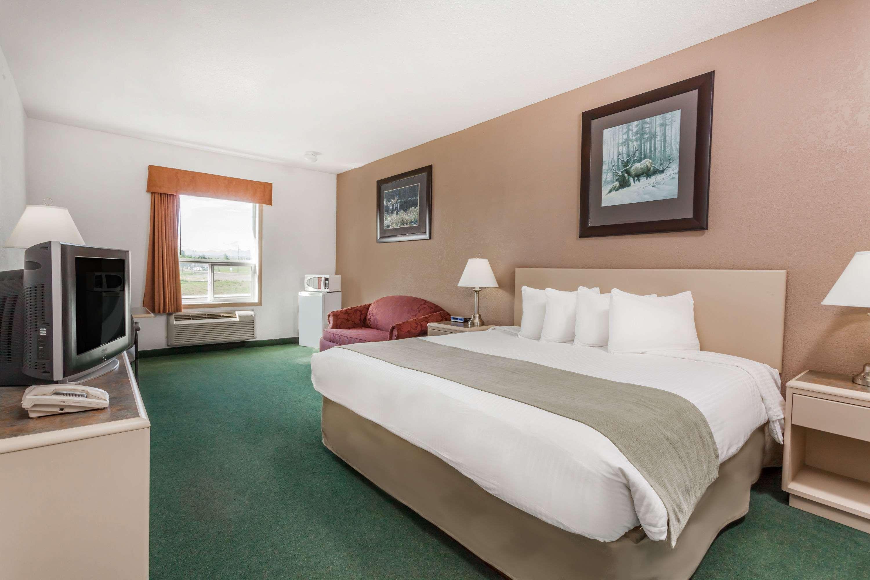 Super 8 By Wyndham Pincher Creek Ab Exterior photo
