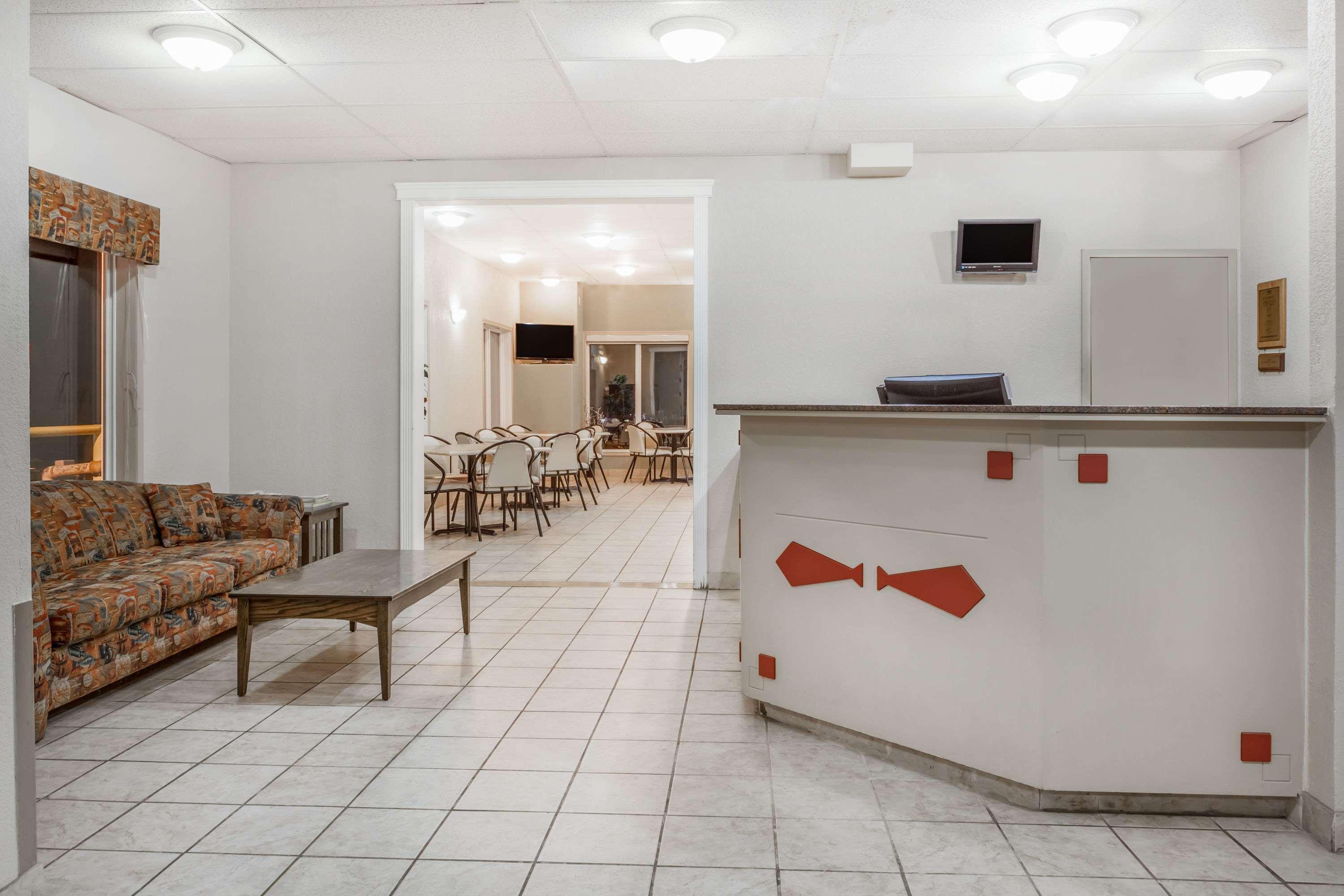 Super 8 By Wyndham Pincher Creek Ab Exterior photo