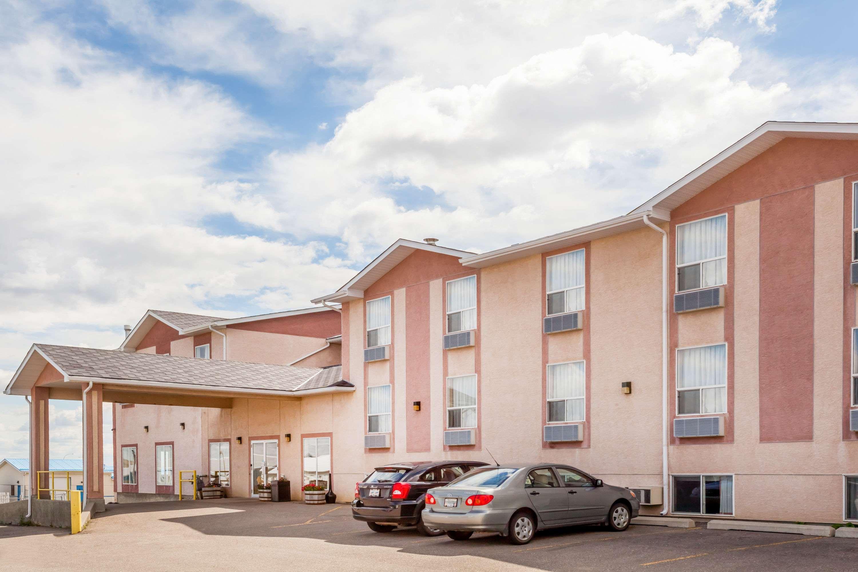 Super 8 By Wyndham Pincher Creek Ab Exterior photo