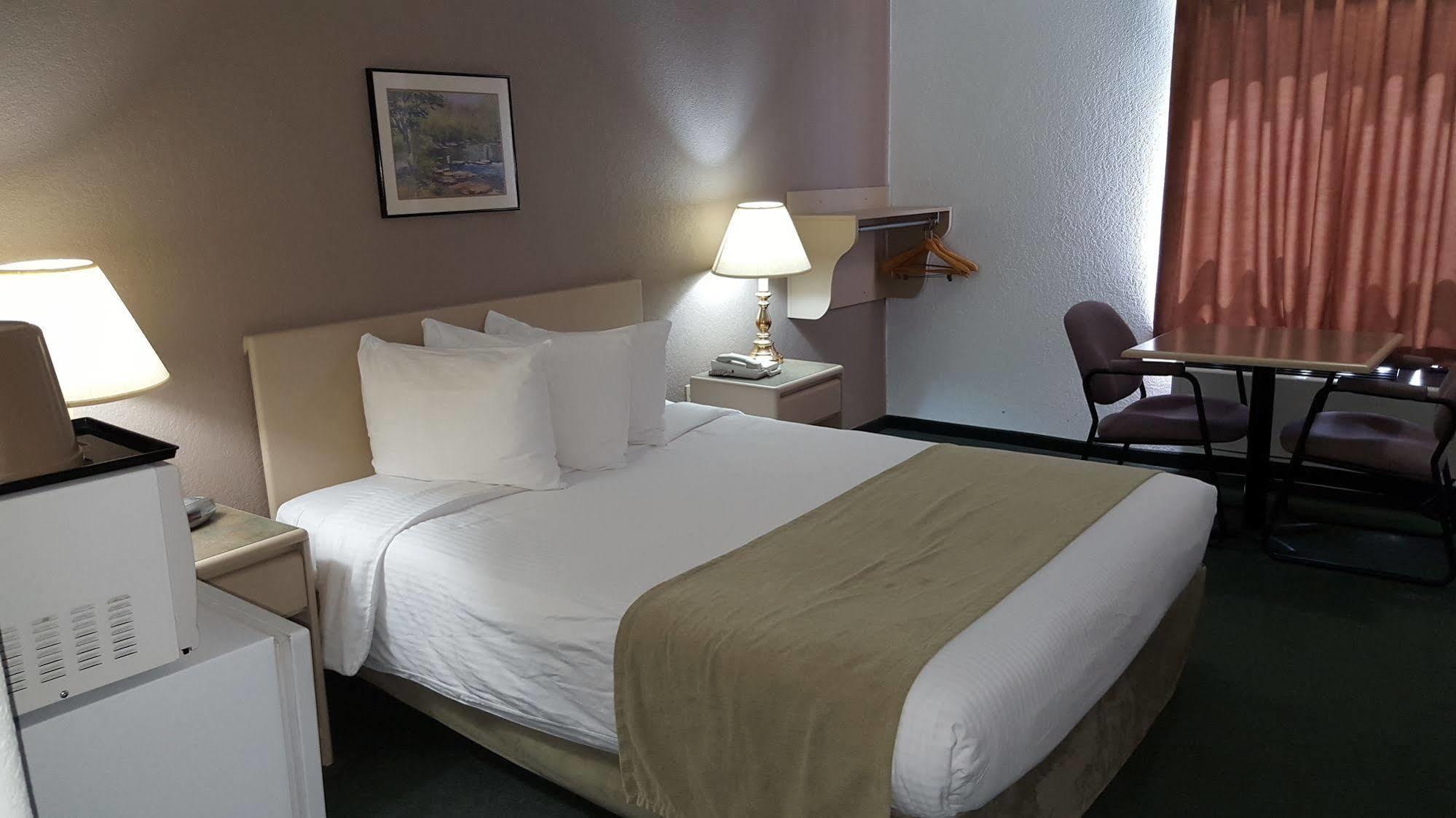 Super 8 By Wyndham Pincher Creek Ab Exterior photo