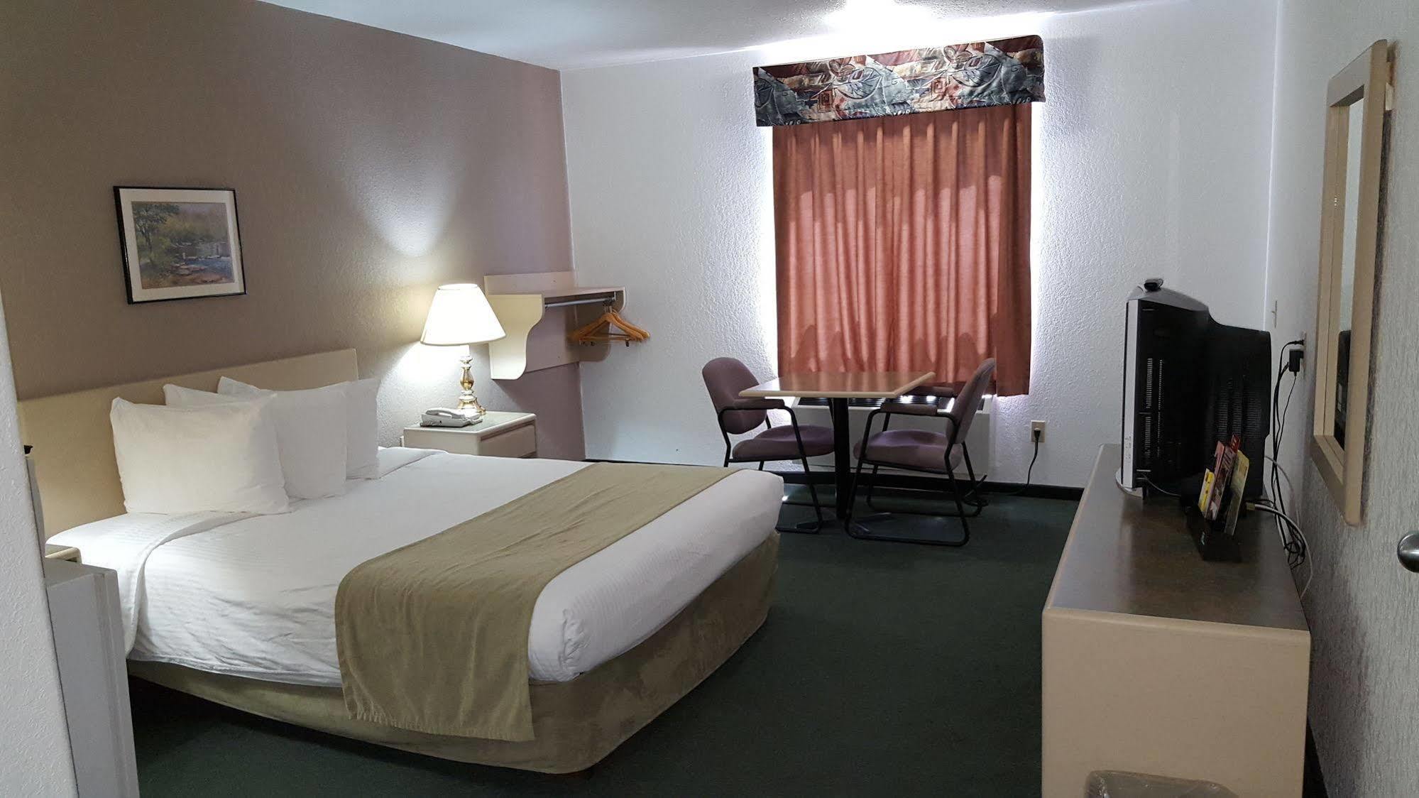 Super 8 By Wyndham Pincher Creek Ab Exterior photo