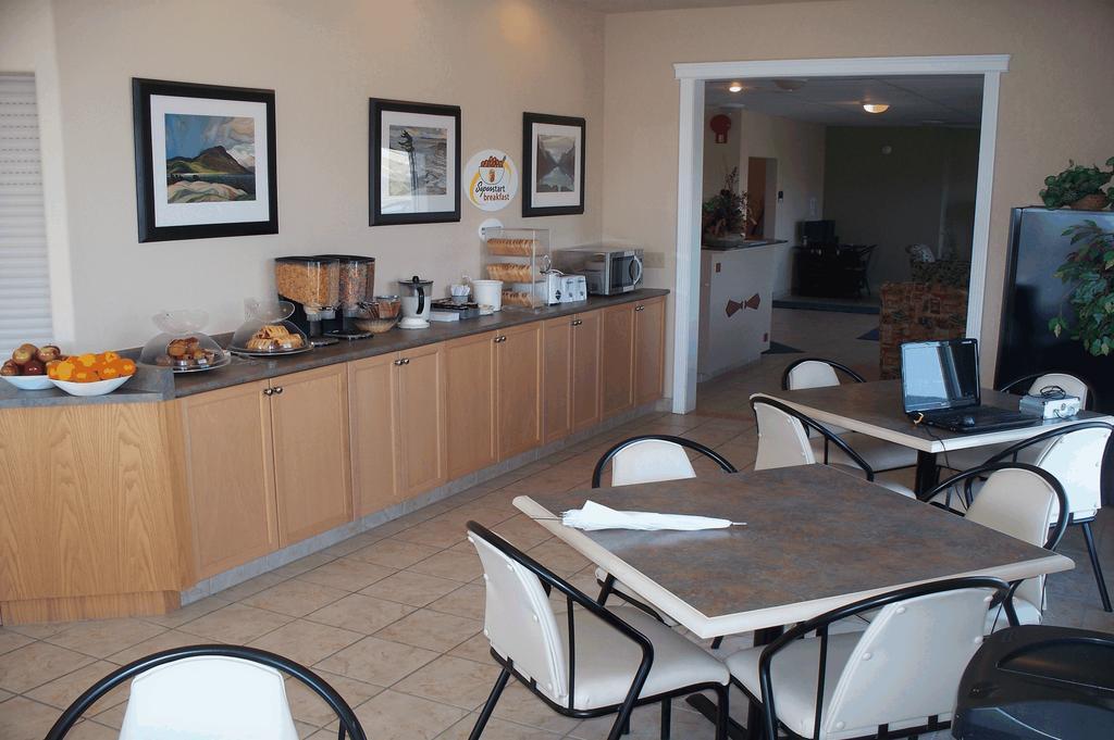 Super 8 By Wyndham Pincher Creek Ab Exterior photo